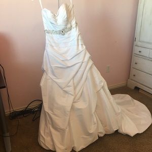 New never worn wedding dress
